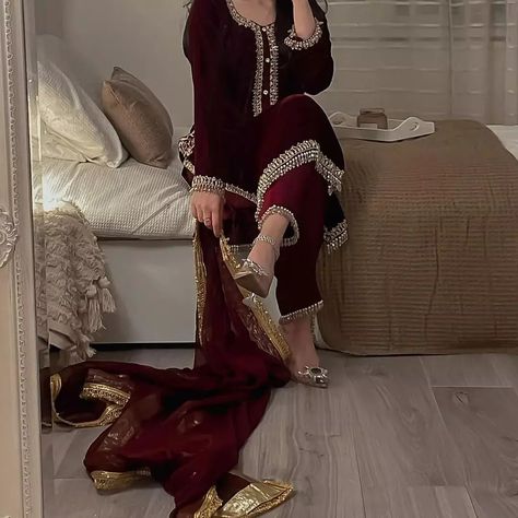 Pakistani Fancy Dresses Party Wear Latest Fashion 2023, Fashion Staples, Trendy Outfits Indian, Velvet Dress Designs, Desi Fashion Casual, Pakistani Fancy Dresses, Dress Design Patterns, Eve Outfit, Simple Pakistani Dresses