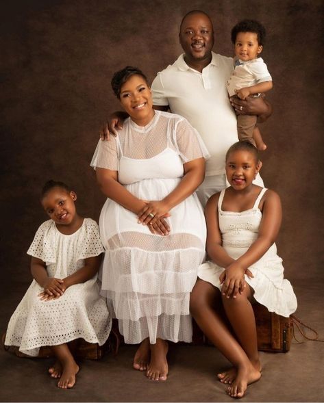 Family Portraits Older Kids, Studio Family Pictures, Photo Bb, Family Studio Photography, Family Photoshoot Outfits, Beautiful Black Babies, Black Family, Romantic Girl, Black Fathers