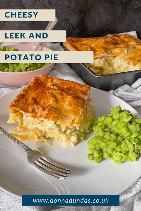 Cheesy Leek and Potato Pie is tasty, filling and a fantastic option for meat-free Mondays. It’s also super easy to make, which is always a bonus! Cheesy Leeks, Leek Pie, Leftover Pie, Creamed Leeks, Meat Free Monday, Cheese Potatoes, Cheese Pies, Pies Maker, Potato Pie