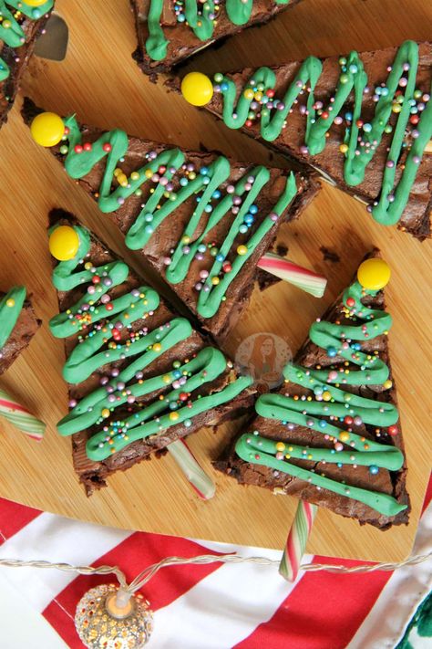 Christmas Tree Brownies! Brownies Ideas, Tree Brownies, Christmas Tree Chocolates, Christmas Afternoon Tea, Christmas Tree Brownies, Homemade Christmas Tree, Christmas Brownies, Christmas Tree Cake, Tree Cakes