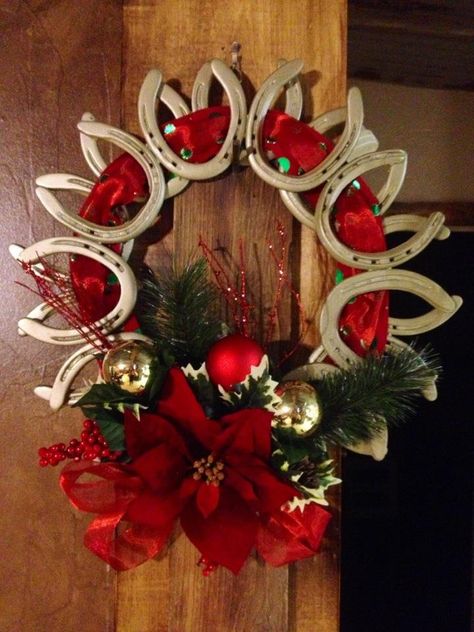 Crafts Made From Horseshoes | Christmas wreath made out of horse shoes and ... | Horseshoe crafts Horseshoe Wreath, Horseshoe Crafts Projects, Horseshoe Projects, Western Crafts, Horseshoe Decor, Christmas Horses, Horseshoe Crafts, Horse Crafts, Horseshoe Art