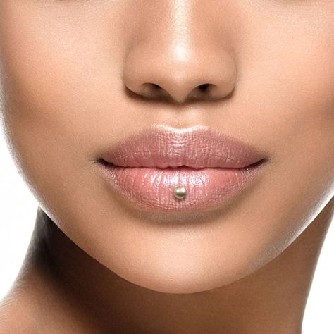 Lip Piercing: All You Need To Know About This Popular Face Piercing Type ★ Middle Lip Piercing, Lower Lip Piercing, Lip Piercing Labret, Canine Bites Piercing, Piercing Guide, Piercing Types, Upper Lip Piercing, Ashley Piercing, Vertical Labret Piercing