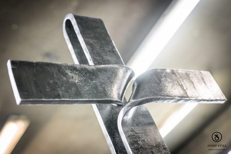 28_Grabmal_Kreuz_Rosenheim_Kunstschmiede_Eisen_Modern Forged Cross, Cross Sculpture, Black Smithing, Cross Art, Metal Yard Art, Metal Cross, Metal Working Tools, Jewelry Making Tutorials, Welding Projects