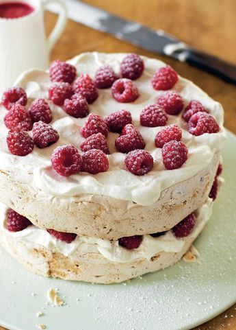 Easy Dinner Party Desserts, Meringue Cake Recipe, Meringue Roulade, Cake Recipes Uk, Showstopper Dessert, Hazelnut Meringue, Mary Berry Recipe, Dinner Party Desserts, Meringue Cake