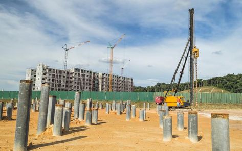 Tiang pancang merupakan elemen fondasi bangunan yang perlu diketahui sebelum pembangunan. Kenal lebih dalam mengenai tiang pancang dan variasinya berikut. Strip Foundation, Cinder Block Foundation, Block Foundation, Pile Driver, Cinder Block, Clay Soil, Residential House, Building Materials, Wind Turbine