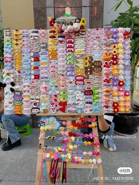 Crochet Market Setup, Hair Clip Display, Crochet Hair Clips, Pola Amigurumi, Crochet Hair Accessories, Crochet Shop, Crochet Business, Kawaii Crochet, Crochet Fashion Patterns