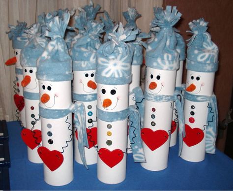 tube snowmen (made out of paper mailing tubes) Crafts With Wrapping Paper Tubes, Mailing Tube Crafts Ideas, Carpet Tube Crafts, Paper Towel Tube Crafts, Pringles Can Ideas Decor, Christmas Crafts With Toilet Paper Rolls, Pringles Can Ideas, Kindergarten Christmas Crafts, Cardboard Tube Crafts