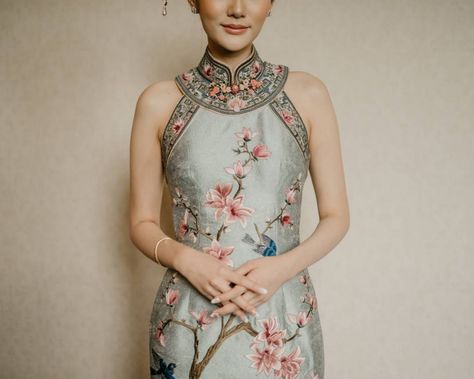 Beautiful Qipao Cheongsam Details | Hong Kong Wedding Blog Chinese Dresses Pattern, Sangjit Dress, Shanghai Dress, Minimalist Gown, Hong Kong Wedding, Qi Pao, Bride And Breakfast, Cheongsam Modern, Chinese Style Dress