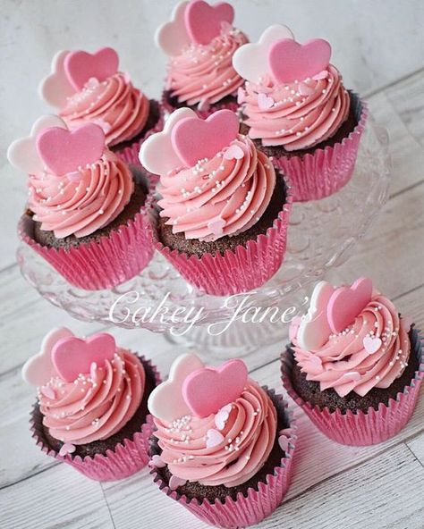 Chocolate Cupcakes Valentines Day, Vday Cupcake Ideas, Valentine Mini Cupcakes, Valentines Baking Cupcakes, Chocolate Valentines Cupcakes, Valentines Cupcakes Decoration Easy, Valentines Day Cupcakes Aesthetic, Valentines Baby Shower Cupcakes, Simple Valentines Cupcakes