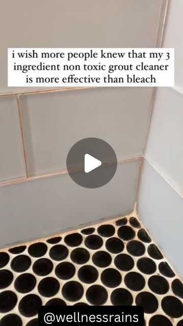 courtney | holistic motherhood made simple on Instagram: "DIY NON TOXIC BLEACH FREE GROUT CLEANER ✨  recipe below, but COMMENT “GROUT” if you want it sent straight to your inbox 🙌🏻  not only is bleach toxic, but it only cleans the surface so mold and mildew will grow back + it can weaken grout over time  and when bleach reacts with mold + mildew, it can produce hazardous compounds, like chloramines, which are toxic to breathe (on top of the already toxic bleach fumes)  so skip the bleach and make your own grout cleaner with 3 simple ingredients  YOU NEED  * 1/2 c baking soda * 1/4 c hydrogen peroxide * 1 tsp dish soap  WHAT TO DO  - combine + mix into a paste - apply to grout - give it a good scrub - let it sit for about 20 min - rinse well with warm water  don’t forget to COMMENT “GROUT Clean Grout With Hydrogen Peroxide, Easy Grout Cleaner Diy, Best Cleaner For Shower Tile And Grout, Natural Grout Cleaner, How To Clean Mold In Shower Grout, Bathroom Grout Cleaner, Clean White Grout, Grout Cleaning Hacks, Grout Cleaner Diy