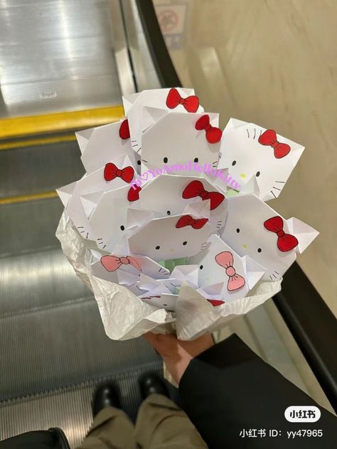 Que bonito ramo 💐 - Yo amo hello kitty Sanrio Birthday Cards Diy, Hello Kitty Gifts Diy, Hello Kitty Ramo, Crafts For Girlfriend, Hello Kitty Gifts, Aesthetic Earrings, Pinterest Diy Crafts, Hello Kitty Drawing, Hello Kitty Birthday