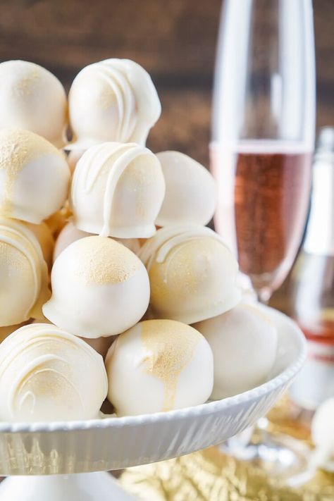 These Strawberries & Champagne Cake Balls are perfect for New Year's Eve, Valentine's Day, Bridal Showers and so much more! Party Strawberries, Dessert Balls, New Years Eve Dessert, Cake Ball Recipes, New Year's Desserts, Cake Ball, Alcoholic Desserts, Champagne Cake, Bridal Shower Desserts