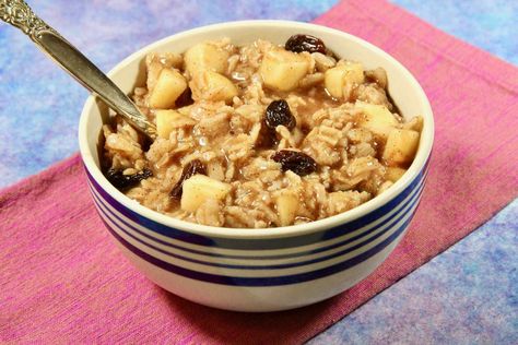 Cinnamon Raisin Oatmeal, Raisin Oatmeal, High Energy Snacks, Healthy Cereal Breakfast, Breakfast Bowls Recipe, Coconut Oatmeal, Carrot Cake Oatmeal, Avocado Breakfast, Energy Snacks