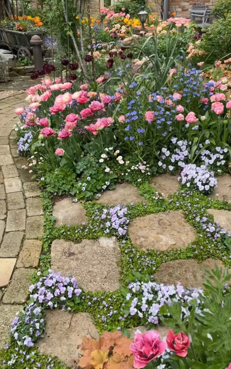 Shady Front Garden, Front Lawn Decor Ideas, Cottage Front Garden Ideas, English Cottage Style Garden, Shady Landscape Ideas, Front Lawn Garden, Gnome Garden Ideas, Southern California Garden, Shady Backyard