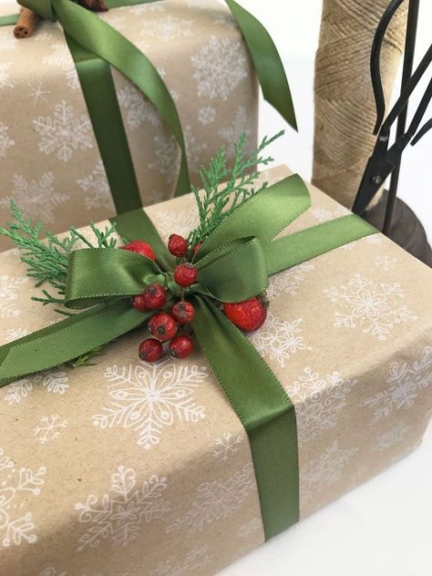 Christmas Present Wrap, Christmas Gift Wrapping Diy, Pretty Gift Wrapping Ideas, Xmas Gift Wrap, Christmas Gift Wrapping Paper, Gift Wrapping Techniques, Gift Wrapping Inspiration, Gifts Wrapping Diy, Handmade Christmas Crafts