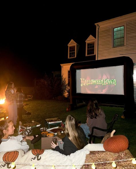 the best way to celebrate fall: 🎃🍂🍿🎥🥂🪵 Bonfire Movie Night, Night Fall Aesthetic, Hosting Girls Night, Movie Night Outdoor, Movie Night Under The Stars, Movie Night Halloween, Fall Movie Night, Autumn Bonfire, Friendship Moments