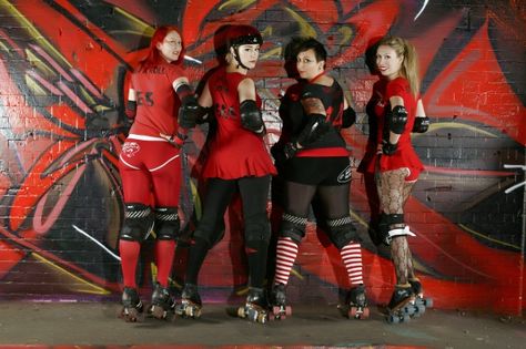 Roller derby fashion from Flat Track Fashion. Photo by Danny Bourne. Roller Derby Outfits, Roller Derby Clothes, Roller Skating Outfits, Roller Derby Girls, Derby Fashion, Derby Outfits, Derby Girl, Flat Tracker, Slim And Fit