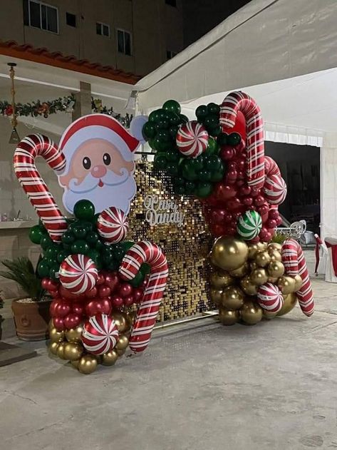 Balloon Decorations Diy Tutorials, Christmas Party Backdrop, Christmas Balloon Decorations, Office Christmas Party, Christmas Carnival, Kids Christmas Party, Christmas Themes Decorations, Christmas Balloons, Christmas Backdrops