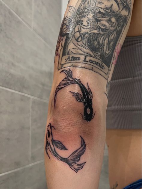 Simple Daffodil Tattoo, Koi Fish Yin Yang Tattoo, Daffodil Tattoo Design, Tattoo Elbow, Inner Elbow Tattoos, Daffodil Tattoo, Pisces Tattoos, Tattoo Parlor, Tattoo Inspiration Men