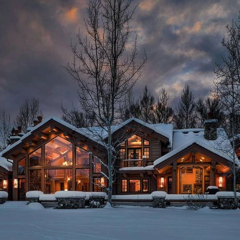 Cozy House Exterior, Wyoming House, Winter House Exterior, Cozy Winter Cabin, Cabin Mansion, Mansion Exterior, Cabin Aesthetic, Jackson Wyoming, Cabin Exterior