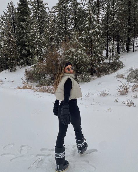 Snow Outfits For Women, Winter Vacation Outfits, Ski Pics, Ski Trip Outfit, Winter Outfits Snow, Snow Photoshoot, Colorado Outfits, Winter Travel Outfit, Snow Trip