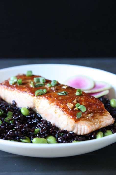 Forbidden Rice Recipes, Ginger Glazed Salmon, Soy Glazed Salmon, Black Rice Recipe, Soy Ginger, Forbidden Rice, Salmon And Rice, Salmon Cakes, Glazed Salmon