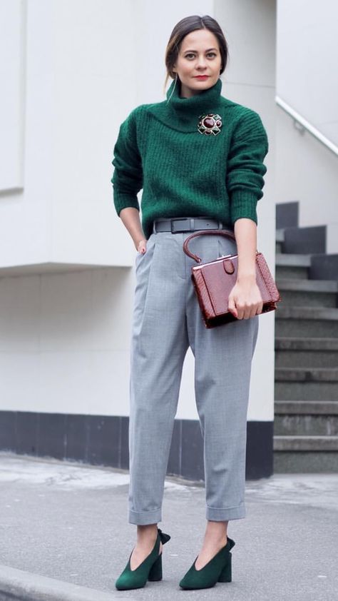 Trousers Women Outfit, Autumn Color Palette Fashion, Grey Pants Outfit, Pants Outfit Fall, Combination Fashion, Elegant Outfit Classy, Classy Winter Outfits, Trouser Outfit, Color Combinations For Clothes