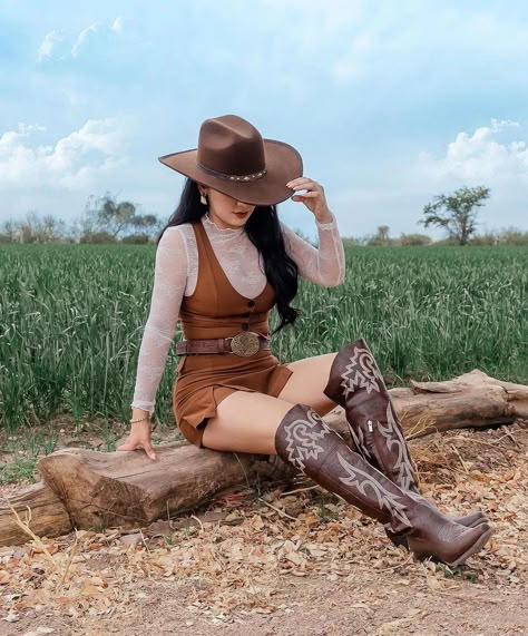 Mexican Vaquera Outfit, Long Cowboy Boots Outfit, Cute Cowgirl Outfits Rodeo, Western Formal Outfits For Women, Cowgirl Winter Outfits, Vaquera Outfit Mexican Women, Mexican Cowgirl Outfits, Outfit Vaquera, Vaquera Outfit Mexican