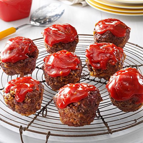 Muffin Cups Recipes, Mini Meatloaf, Mini Meatloafs, Meatloaf Muffins, Muffin Tin Recipes, Potluck Recipes, Meatloaf Recipes, Beef Dishes, Taste Of Home