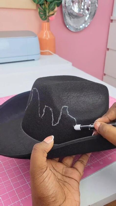 I made this copy of Beyonce’s flame hat. Come along and DIY Beyonce's blue flame hat with me. Ombre At Home, Best Cowboy Hats, Beyonce Show, Hat Burning, Black Cowgirl, Blue Flame, Flame Design, Chalk Markers, Blue Flames