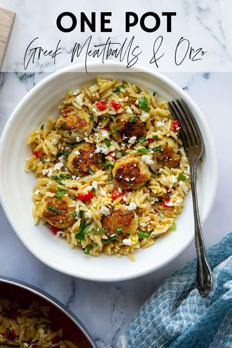 Made entirely in one pot, these Greek meatballs and orzo are packed with incredible Greek flavors and ready in under an hour! Greek Meatballs With Orzo, Meatballs And Orzo, Greek Turkey Meatballs, Wls Recipes, Greek Meatballs, Mediterranean Pasta, How To Cook Meatballs, Orzo Recipes, Lamb Meatballs