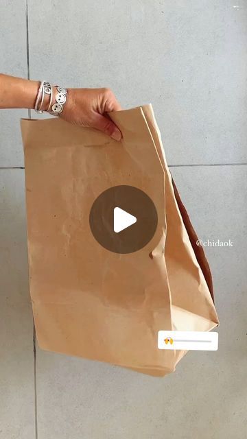 Remedios en Casa on Instagram: "Cuánto gastamos y contaminamos con los “papeles de regalo” ?! teniendo opciones sustentables y baratas ! ⁣ ⁣ Acá les dejo una idea económica y divertida para envolver una botella de vino, con papel de bolsa reciclada !⁣ 🙌🏻 ⁣ (Se los dejé por historias pero me pidieron que lo deje guardado, así que acá vaaaa!)⁣ ⁣ Me cuentan que les parece ?!⁣ 🙌🏻♻️🤍          Video original de @chidaok            Síguenos para más consejos 👉🏻 @remediosencasa" Wine Cork Gifts, Wine Cork, Christmas Gift Wrapping, Holidays And Events, Easy Step, Birthday Parties, Origami, Scrapbooking, Gift Wrapping