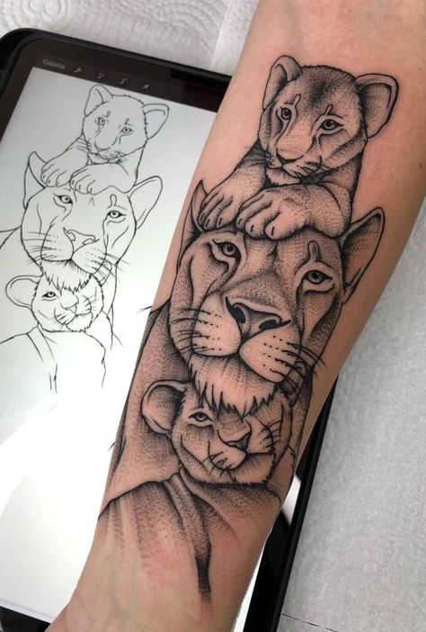 Lion Family Tattoo, Tattoos Representing Family, Mutterschaft Tattoos, Family Tattoos For Men, Baby Tattoo Designs, Family Tattoo Designs, Petit Tattoo, Lion Family, Mom Tattoo Designs