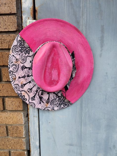 Pink hat with black and white bandana accents Hand Painted Cowboy Hats, Red Cowboy Hat, Womens Western Hats, Cowboy Hat Design, Custom Cowboy Hats, Pink Cowboy Hat, Happy Hat, Funky Hats, Couture Hats