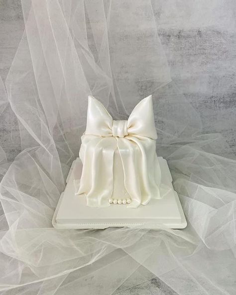 Bow Cakes Birthday, White Cake Aesthetic, Trendy Birthday Cakes, Chic Birthday Cake, Vintage Wedding Cakes, Trendy Cakes, Bride To Be Cake, Cake Bride, Bride To Be Bachelorette