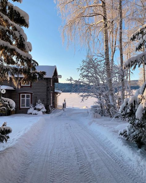 A Lakeside Swedish Log House In The Snow Scandinavian Winter Aesthetic, Scandinavian Winter Decor, Scandinavian Cabins, Scandi Winter, Snow Cottage, Scandinavia House, House In The Snow, Swedish Cabin, Winter Scandinavian