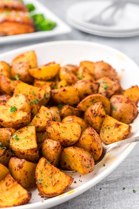 These spicy potatoes have a creamy, fluffy interior that's surrounded by a crisp, well-spiced exterior with a little help from red pepper flakes, chili powder, garlic, and cayenne pepper. Hatch Chili Peppers, Cooking Potatoes, Spicy Roasted Cauliflower, Spicy Potatoes, Potatoes In Oven, Chili Spices, Oven Roasted Potatoes, Seasoned Potatoes, Dried Potatoes