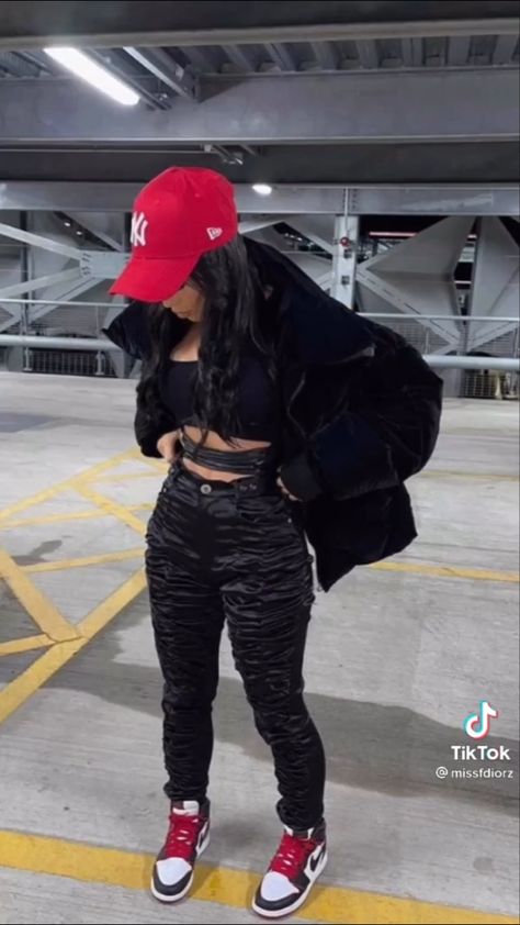 Red Hat Outfit Baseball, Snapback Outfit Women, Red Yankees Hat Outfit, Red Fitted Trendy Hat, Red New York Yankees Hat Outfit, Outfits With Fitted Hats, Black Women In Baseball Hats Outfits, Yankee Hat Outfits Women, Casual Red Fitted Hat For Streetwear