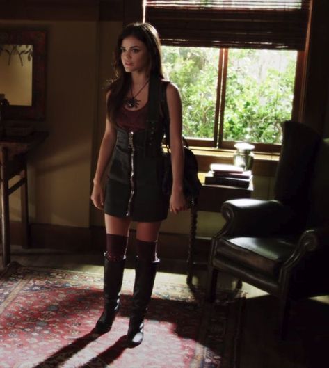 Arias Outfits Pretty Little Liars, Aria Pll Outfits, Aria Pretty Little Liars Outfits, Aria Outfits, Pll Aria, Aria Montgomery Style, Pretty Little Liars Aria, Fashion Eras, Pll Outfits