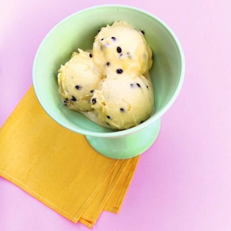 Passion Fruit Sorbet Fruit Sorbet Recipe, Passion Fruit Sorbet, Sorbet Dessert, Frozen Fruit Recipes, Healthy Easy Recipes, Passionfruit Recipes, Fruit Pudding, Sorbet Recipe, Gluten Free Ice Cream