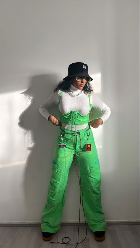 Womens Streetwear Outfits, Green Streetwear Outfit, Green Outfit Aesthetic, Neon Green Aesthetic, Aesthetic Bucket Hat, Outfit Ideas Green, Green Outfit Ideas, 2022 Streetwear, Green Top Outfit