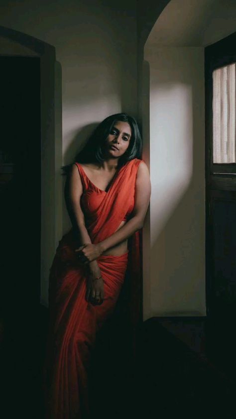 Saree Indoor Photoshoot, Indoor Saree Photoshoot Ideas, Saree Models Poses, Hot Photoshoot Ideas Model, Saree Photoshoot Poses At Home, Red Saree Photoshoot, Saree Poses At Home, Saree Poses Photoshoot Ideas At Home, Lazy Pose