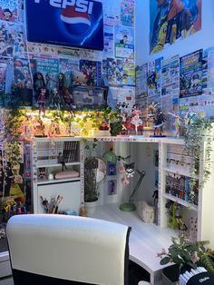 Persona 5 Bedroom, Room Inspo Gaming, Persona 5 Room Decor, Room With Corner Desk, Anime Corner Room, Anime Figure Setup, Desk Anime Decor, Art Desk Inspiration, Figure Room Ideas