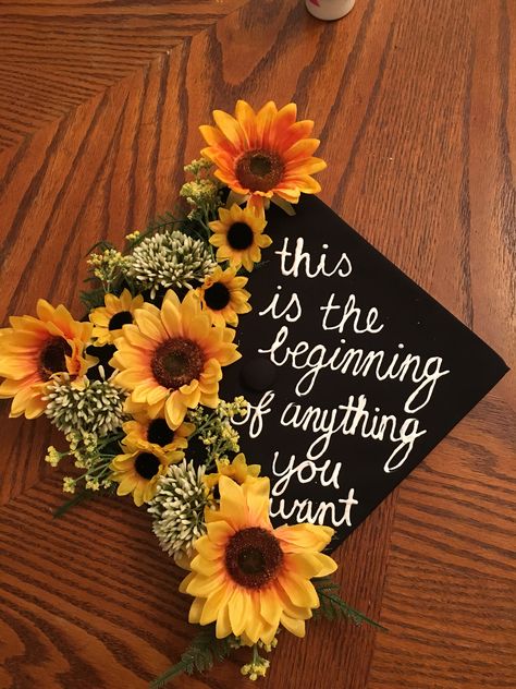 Este es el comienzo de todo lo que quieras Creative Graduation Caps, Nurse Graduation Cap, College Grad Cap Ideas, High School Graduation Cap, College Graduation Cap Decoration, Grad Hat, Grad Cap Designs, Diy Graduation Cap, Graduation Cap Toppers