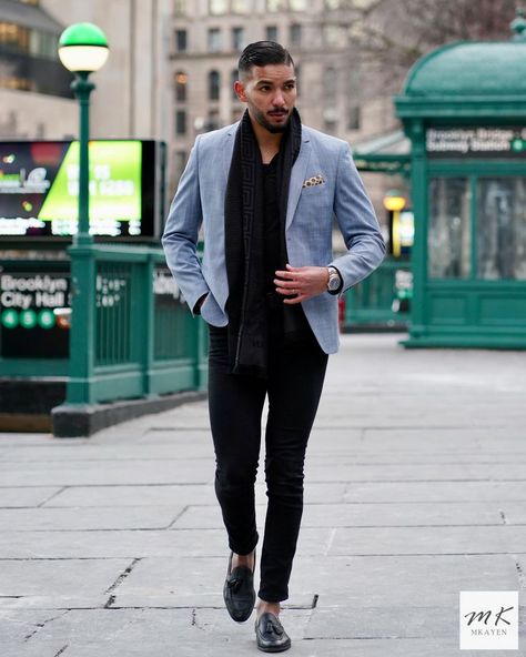 Pastel blue blazer worn with black dress shirt, jeans, and shoes. @versace scarf to accesorize. Light Blue Blazer Outfit Men, Light Blue Blazer Outfit, Blue Blazer Outfit Men, Men Outfits Aesthetic, Black Tshirt Men, Blue Blazer Outfit, Blue Blazer Men, Beige Pants Men, Jeans And Shoes