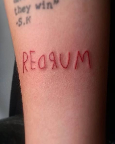 The old saying is "scared out of your skin," but these tattoos inspired by horror legend Stephen King will scare you right into yours. Ranging from Redrum Tattoo, Stephen King Tattoos, Horror Movie Tattoos, 16 Tattoo, Movie Tattoo, Movie Tattoos, King Tattoos, Scary Tattoos, Inspiration Tattoo