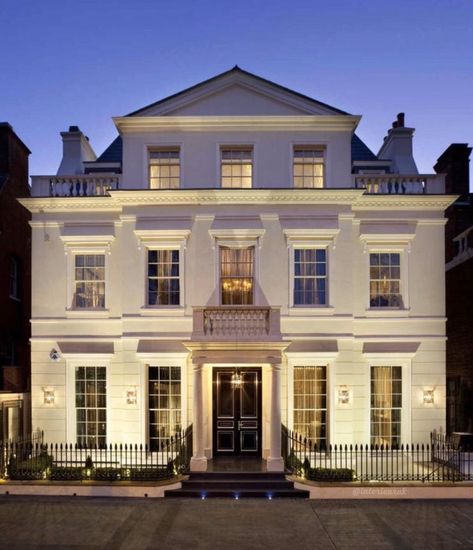 London Townhouse Luxury, London Luxury Homes, London Mansion Luxury Homes, Beautiful Hotels Exterior, Mansion In London, London Modern House, London House Aesthetic Interior, Classic Mansion Exterior, London Mansion Interior