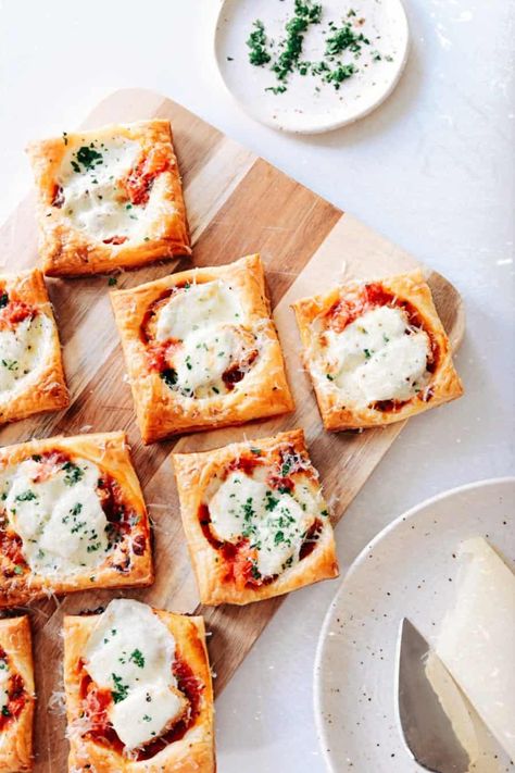 Puffy Pastry Recipe, Chicken Parmesan Bites, Parmesan Bites, Red Pizza Sauce, Filo Pastry Recipes, Puff Pastry Chicken, Chicken Puffs, Puff Pastry Pizza, Parmesan Pizza