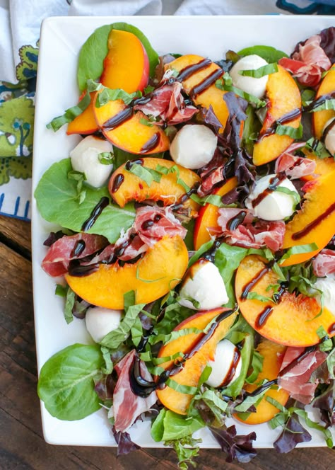 Peach Caprese Salad Xmas Salads, Solo Picnic, Peach Caprese Salad, Peach Caprese, Salad Caprese, Bunny Food, Sommer Mad, Caprese Salad Recipe, Yummy Salads