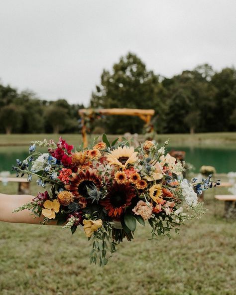 Fall Country Wedding Flowers, Sunflower Boho Bouquet, Wildflower Bouquet With Sunflowers, Dark Sunflower Bouquet, Wedding Colors Sunflower, Sunflower Wedding Arbor, Wedding Flowers Moody, Fall Wild Flower Wedding, Fall Wildflower Bouquet Boho Wedding